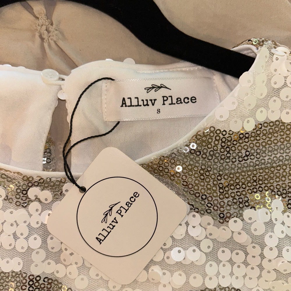 ✨HP✨ Cropped Sequin Top - Picture 8 of 11
